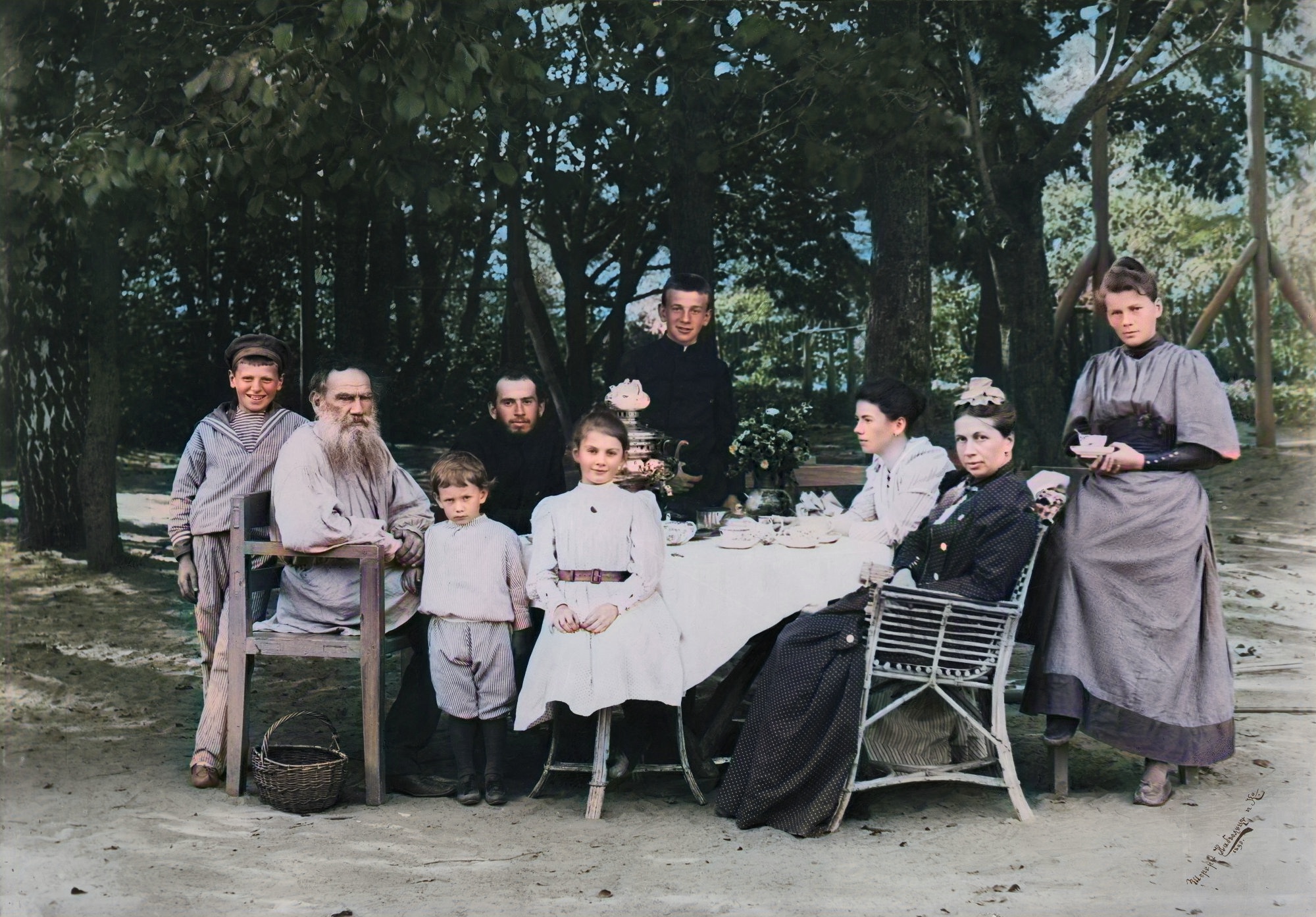 Лев Толстой с женой и детьми, 1892 год