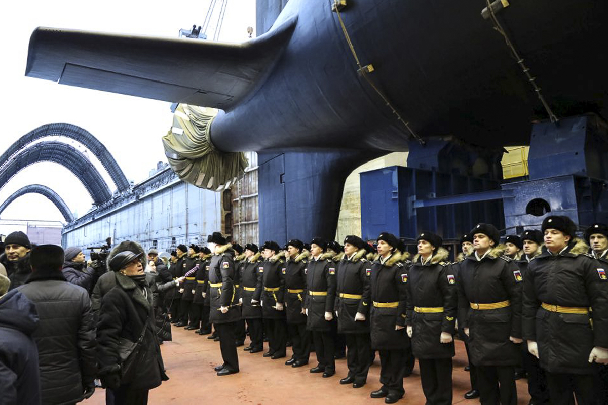 Посылка с подлодки для кораблей противника. Атомная подводная лодка Новосибирск. АПЛ проекта 885м "Новосибирск". АПЛ Северодвинск проекта 885 ясень. Севмаш Северодвинск подводная лодка.