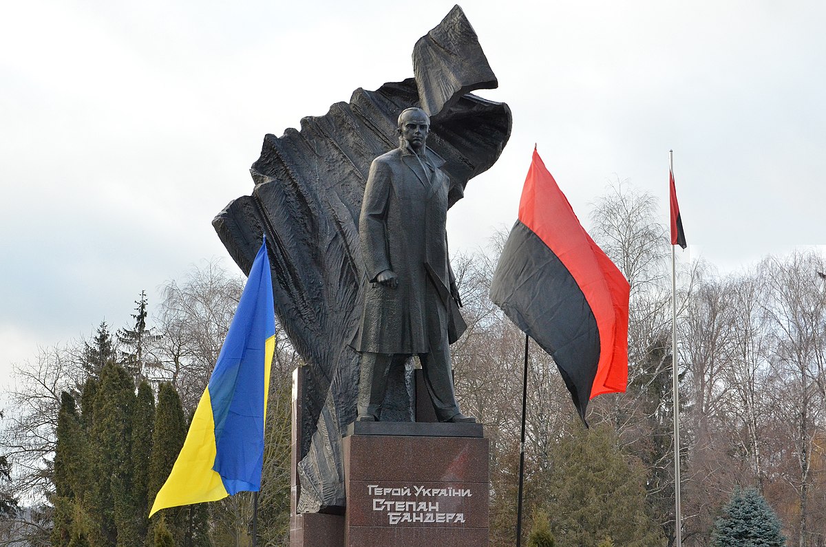 Памятник бандере. Степан Бандера памятник. Памятник Степану Бандере (Тернополь). Степан Бандера памятник в Украине. Памятники Бандера Степан Бандера в Украине.