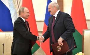 Лукашенко подарит Путину трактор на день рождения