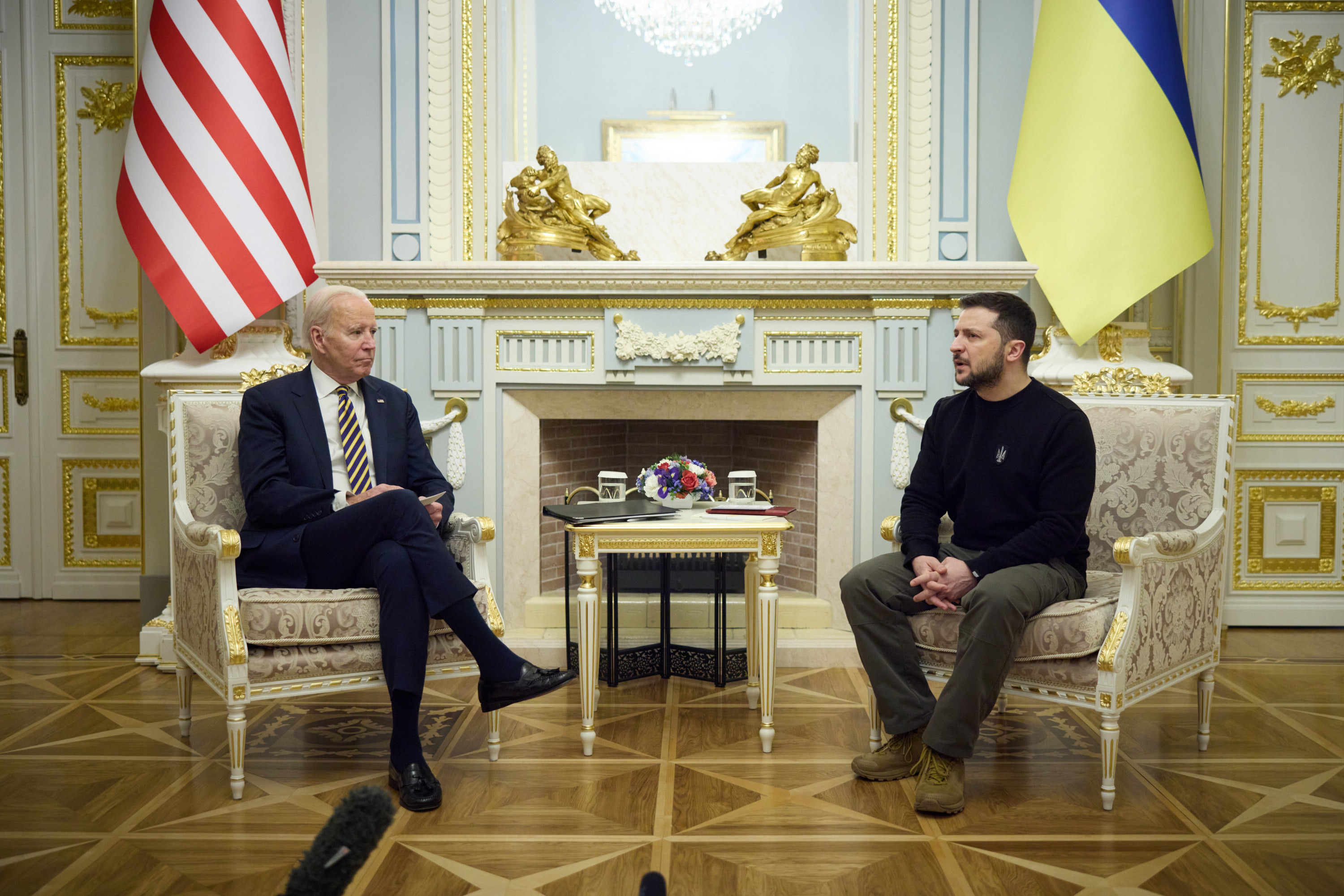 вице президент сша в кресле президента украины